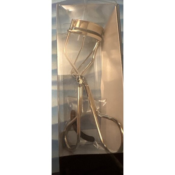 E.L.F. Eyelash Curler With Comfortable Rubber Pad & Ergonomic Design - Picture 4 of 5